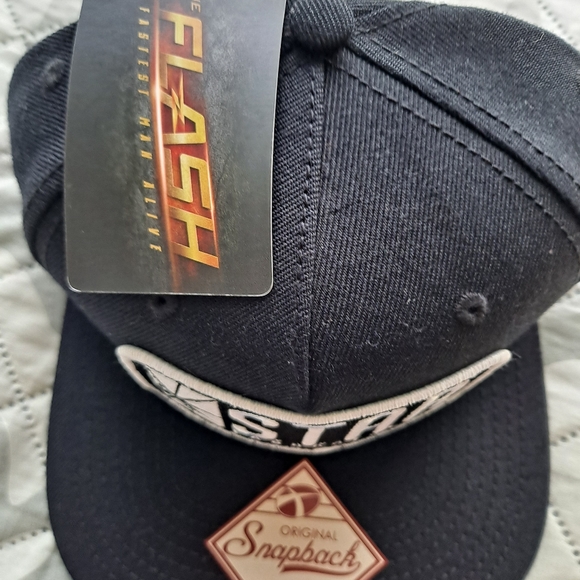 ✅ Star Laboratories The Flash Snapback Cap - Picture 4 of 4